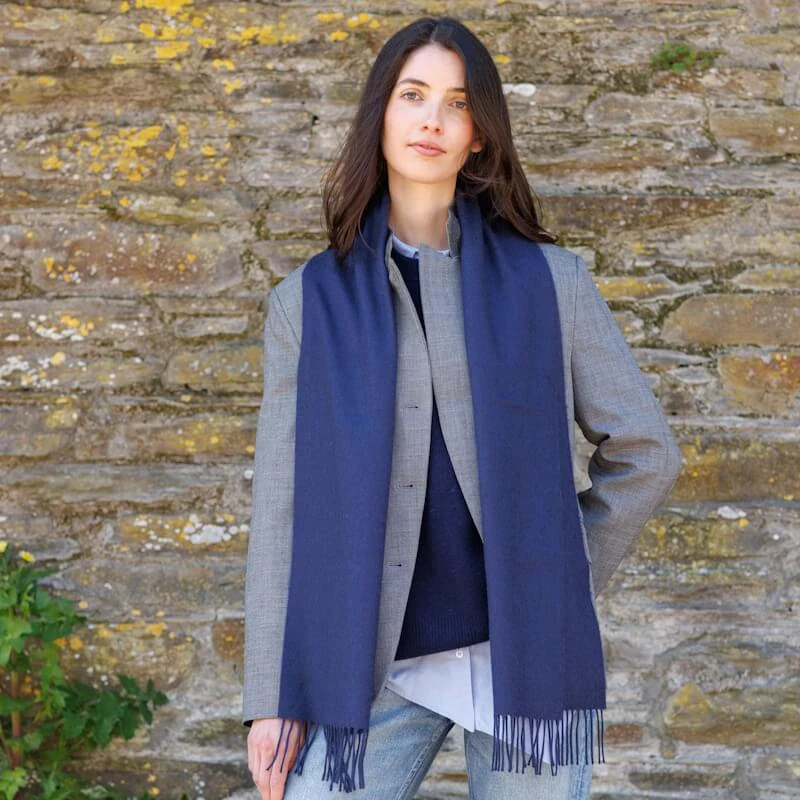 Šála z Merino vlny Solid Navy 180x30 cm John Hanly