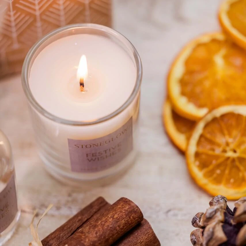 Vonná svíčka Festive Wishes v dárkovém papírovém domečku, 75g - Stoneglow Candles