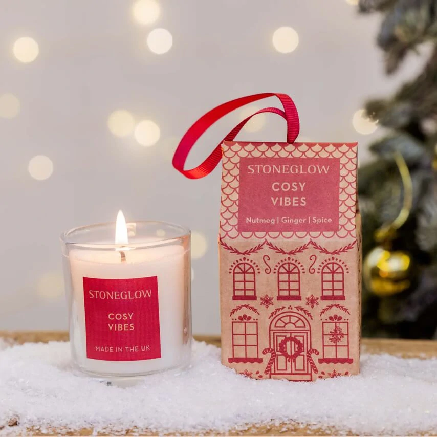 Vonná svíčka Cosy Vibes v dárkovém papírovém domečku, 75g - Stoneglow Candles