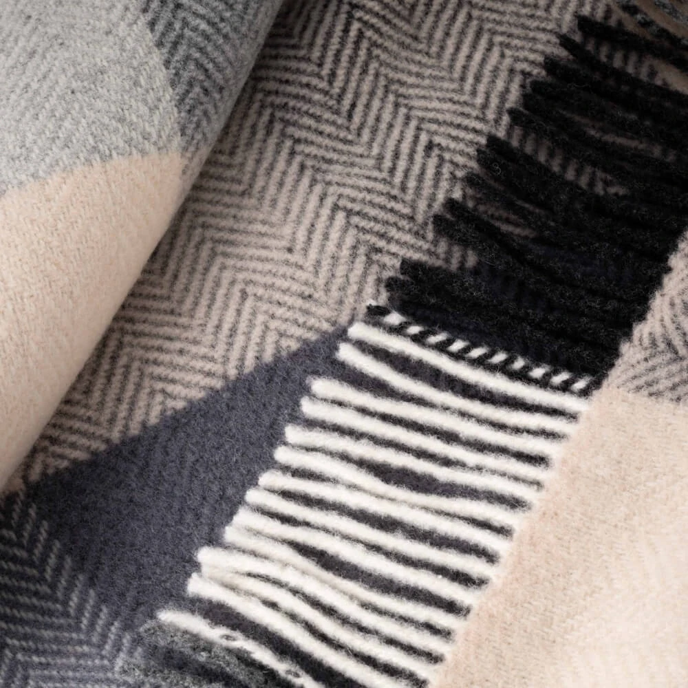 Deka Merino vlna / kašmír Cream Grey Block Herringbone 180 x 136 cm John Hanly