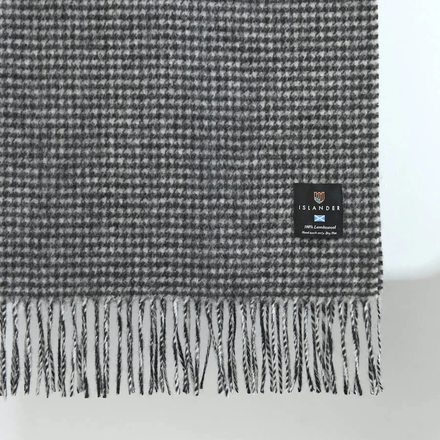 Šála z jehněčí vlny Black and White Dogtooth krátká 150x27 cm - Islander
