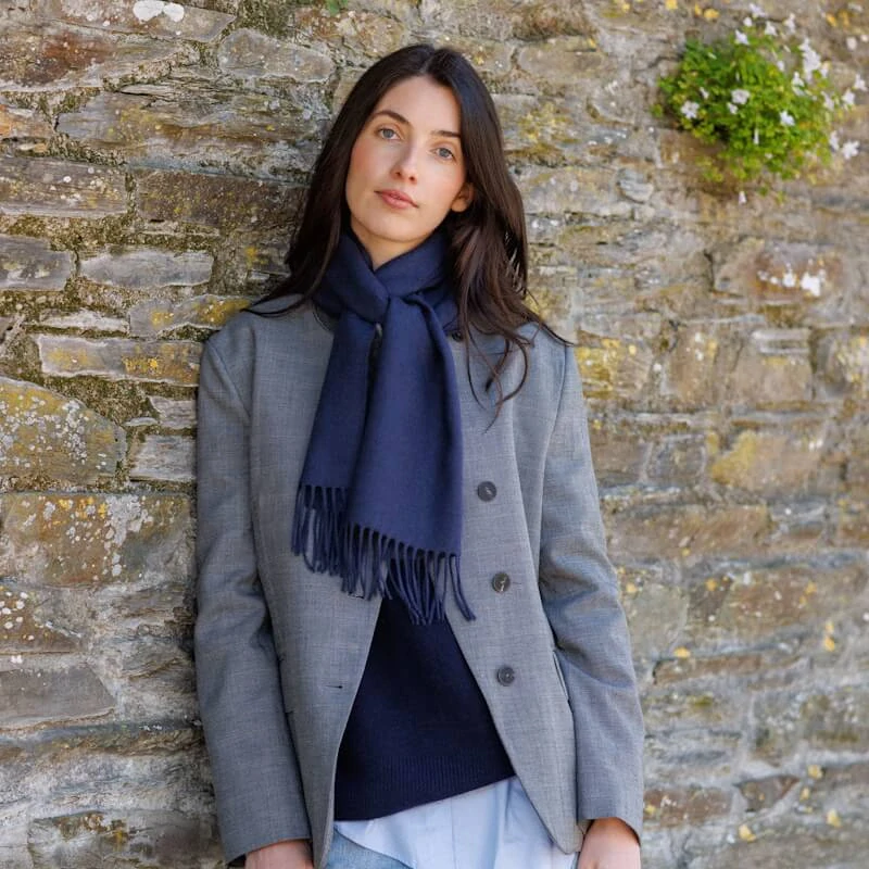 Šála z Merino vlny Solid Navy 180x30 cm John Hanly