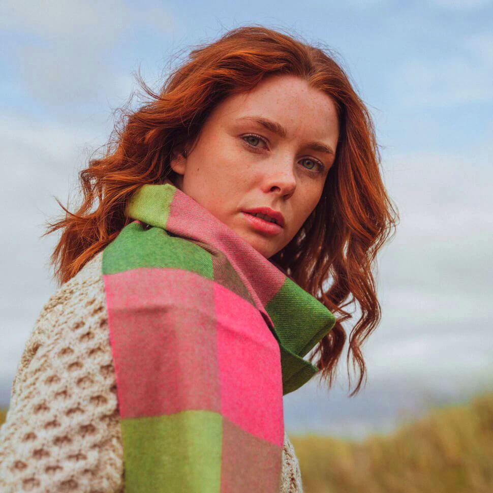 Šála z Merino vlny Pink Green Block 180x30 cm John Hanly