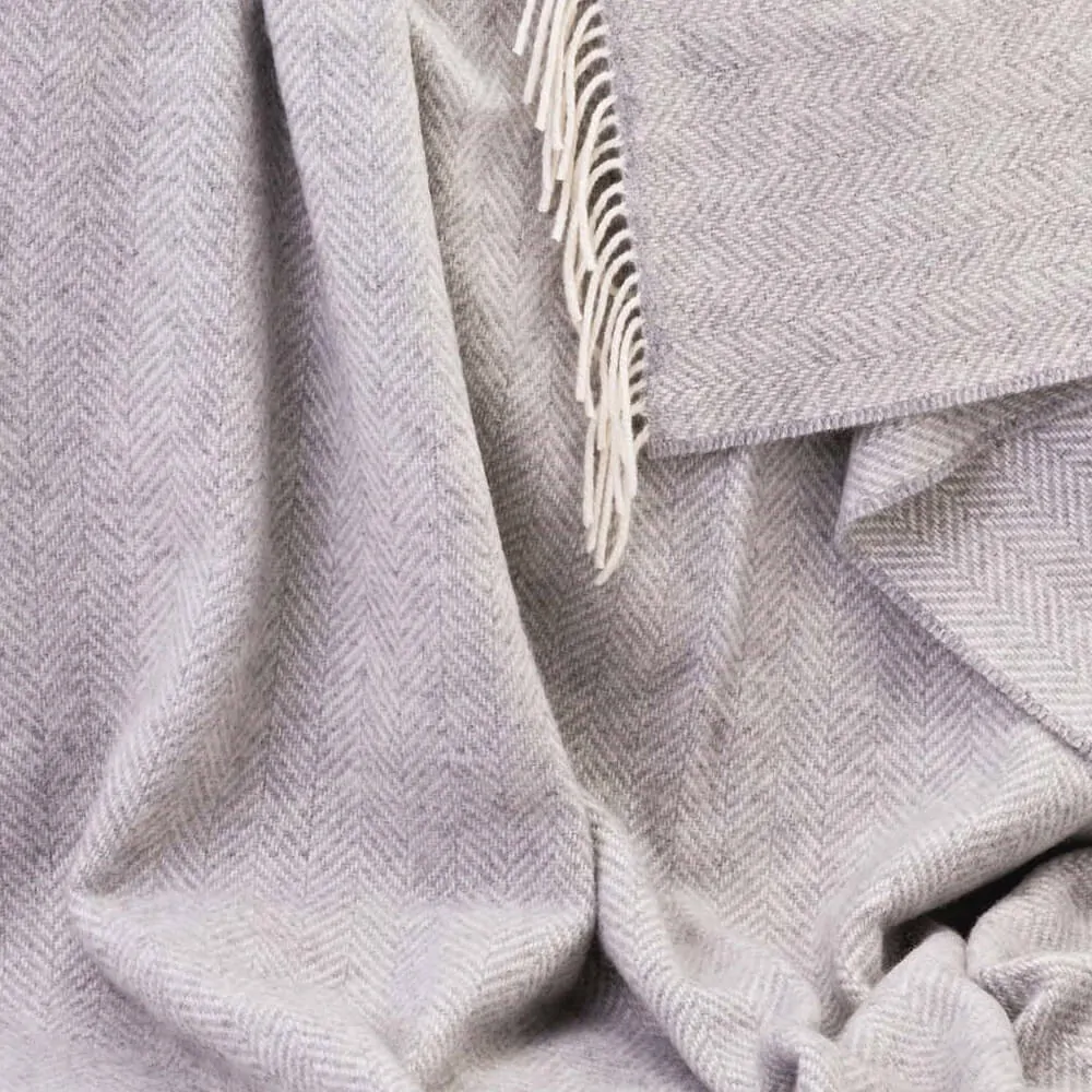 Deka Merino vlna / kašmír Pale Grey Cream Herringbone 180 x 136 cm John Hanly