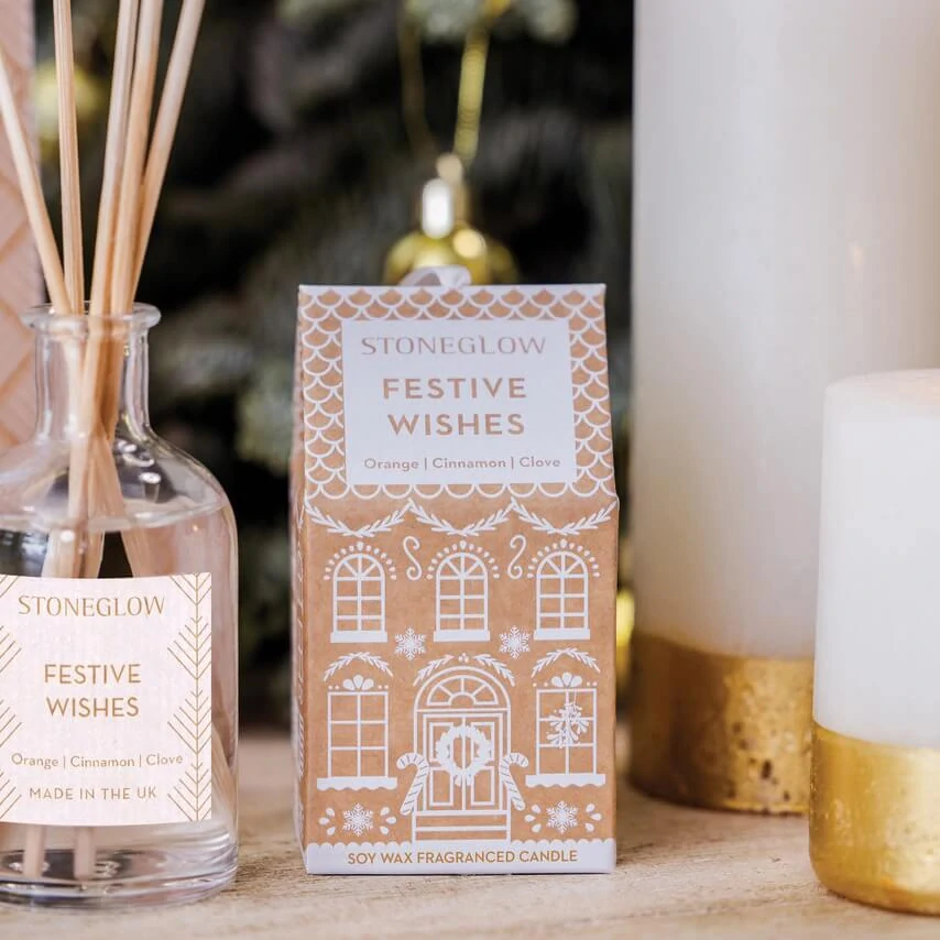 Vonná svíčka Festive Wishes v dárkovém papírovém domečku, 75g - Stoneglow Candles