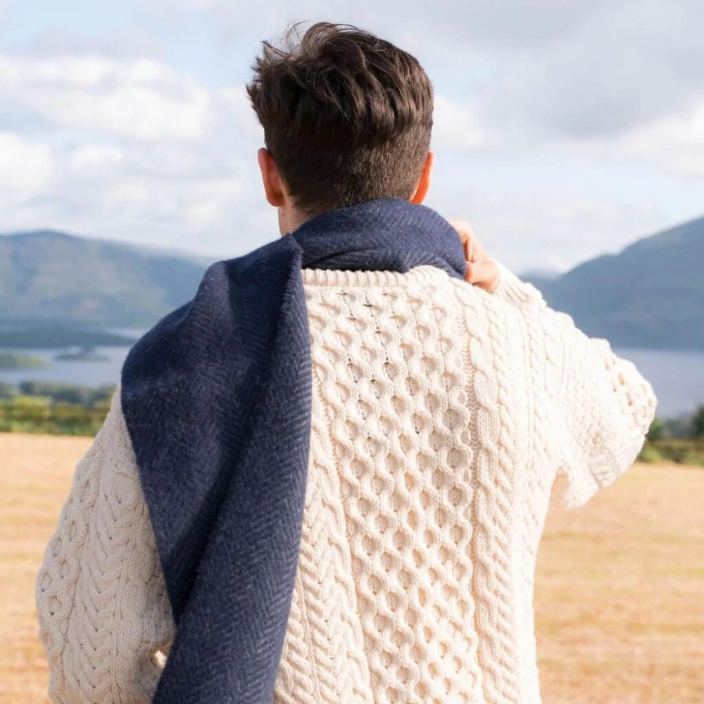 Šála z merino vlny a kašmíru Grey Navy Herringbone 200x24 cm John Hanly