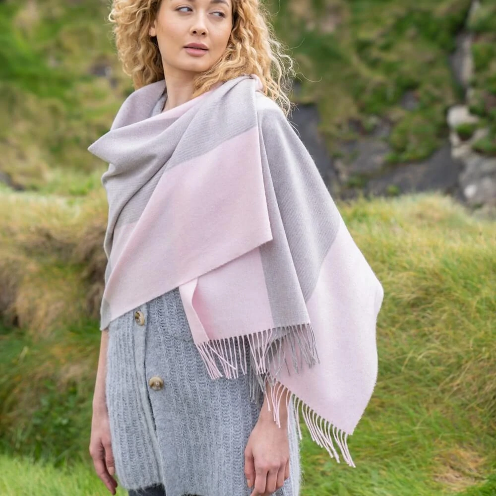 Pashmina / wrap z jemné Merino vlny Baby Pink Glencheck 200x76 cm - John Hanly