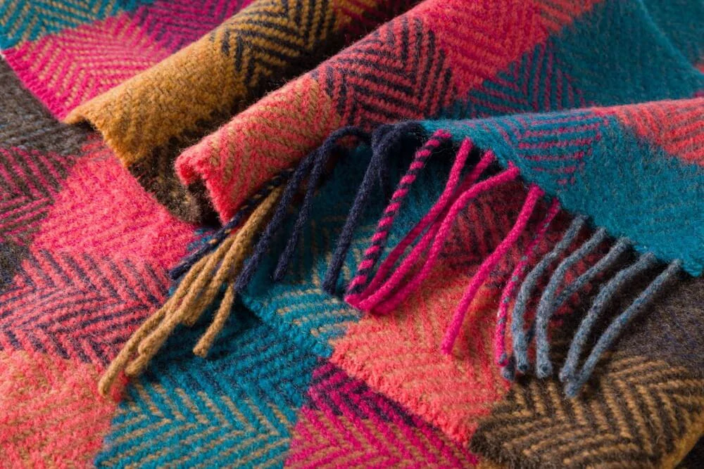 Šála z merino vlny a kašmíru Pink Coral Teal Herringbone Block 200x24 cm John Hanly