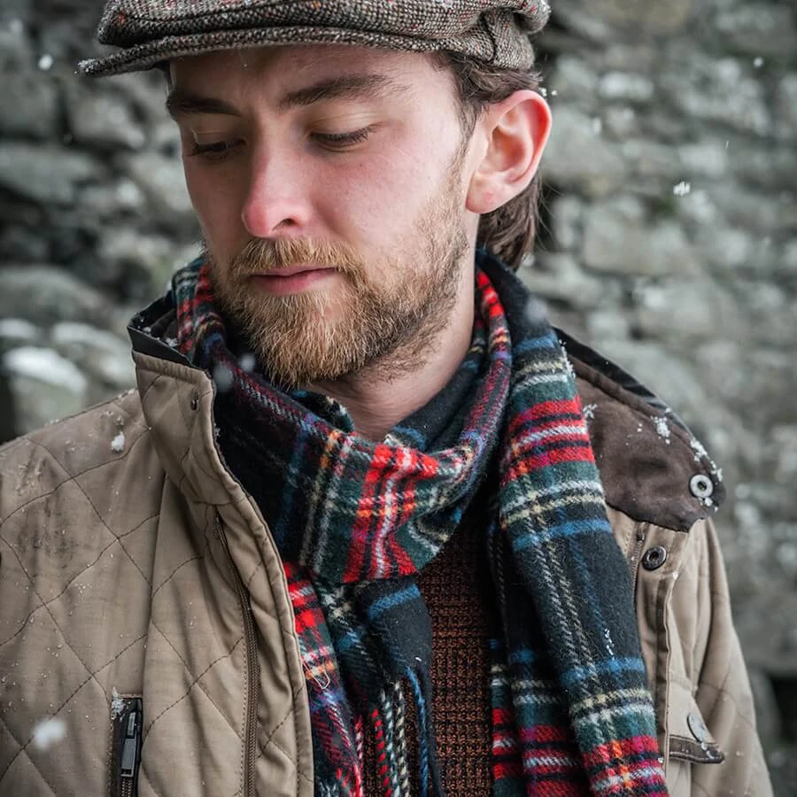 Šála z jehněčí vlny Black Stewart 180x30 cm John Hanly