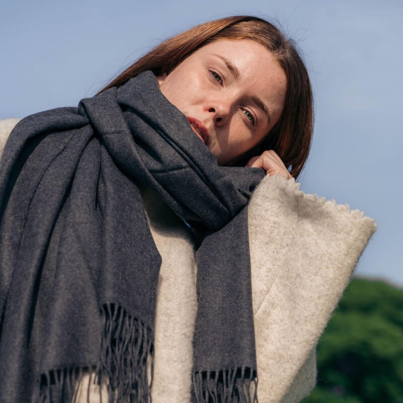 Pashmina / wrap z jemné Merino vlny Solid Charcoal 200x76 cm - John Hanly