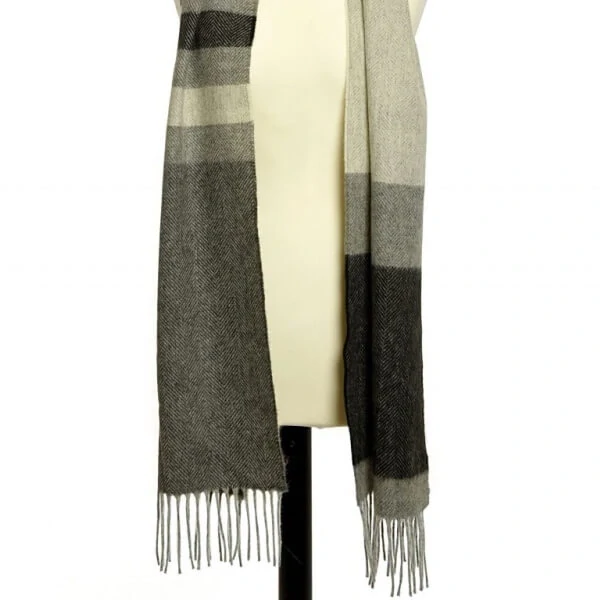 Šála z jehněčí vlny Stripe Blackbird 185x30 cm Tweedmill
