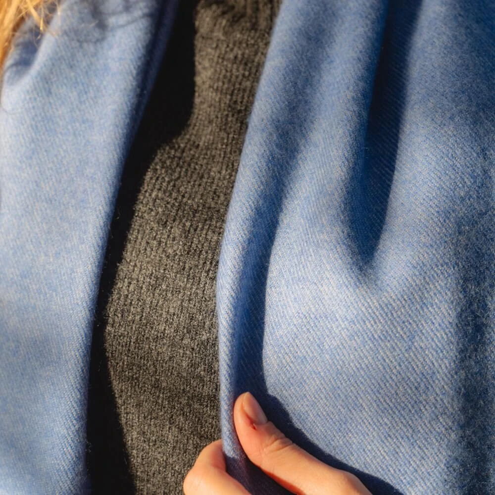 Pashmina / wrap z jemné Merino vlny Blue Oyster 200x76 cm - John Hanly