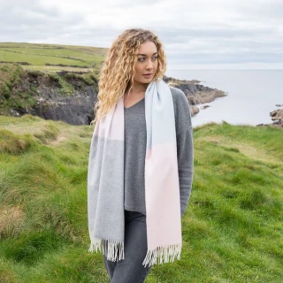 Pashmina / wrap z jemné Merino vlny White Pink Blue Stripe 200x76 cm - John Hanly