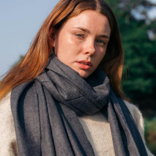 Pashmina / wrap z jemné Merino vlny Solid Charcoal 200x76 cm - John Hanly
