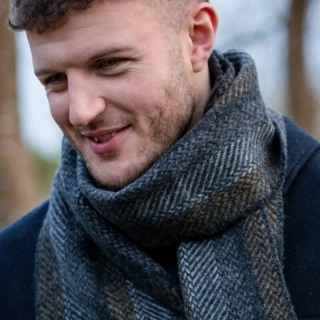 Šála z merino vlny a kašmíru Grey Mustard Stripe 200x24 cm John Hanly